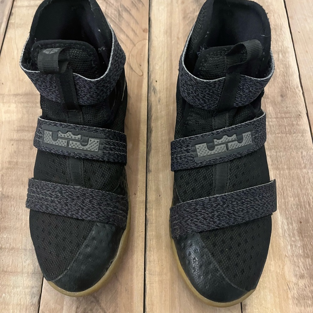 Nike LeBron Soldier 10 GS Black Metallic Dark Grey. Size 6.5Y. (845121-009)